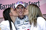 Andy Schleck im weissen Trikot des besten Jungfahrers bei der 14 Etappe desGiro d'Italia 2007